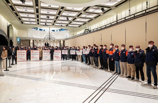 이날 주총장 입구에는 오전 7시부터 금속노조 고려아연 노조들이 근무복에 빨간색 머리띠를 두르고 피켓 시위를 이어갔다. / 고려아연