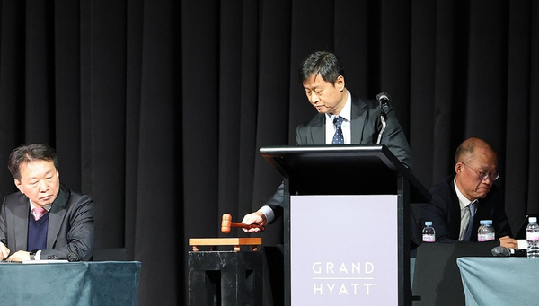 박기덕 고려아연 사장이 23일 오후 서울 용산구 그랜드 하얏트에서 열린 고려아연 임시 주주총회에서 의사봉을 두드리고 있다. / 연합뉴스