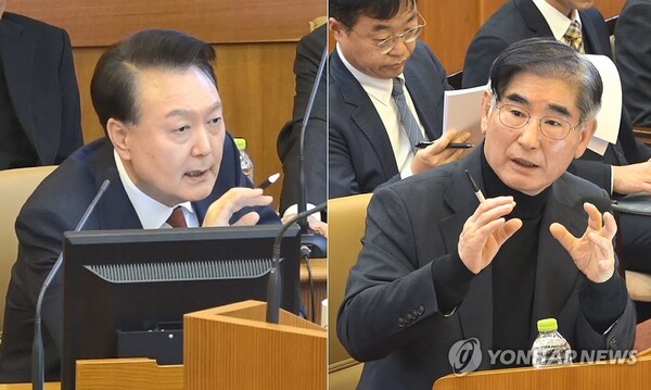 윤석열 대통령이 23일 서울 종로구 헌법재판소에서 열린 본인의 탄핵심판 4차변론에서 증인으로 출석한 김용현 전 국방부 장관에게 직접 증인신문을 하자(사진 왼쪽), 김 전 장관이 답변하고 있다. /연합뉴스