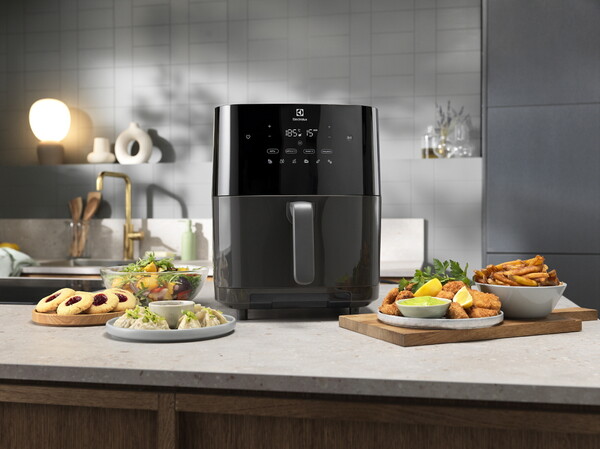 일렉트로룩스 ‘얼티밋테이스트 700 스팀 에어프라이어’./일렉트로룩스