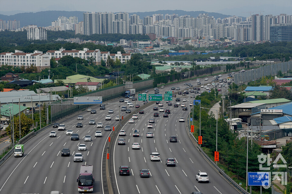 고속도로를 이용하는 차량들. /김근현 기자 khkim@sporbiz.co.kr