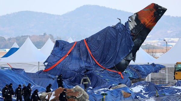 지난 14일 오전 전남 무안국제공항 사고 현장에서 수습 당국 관계자들이 수색 작업을 하고 있다. /연합뉴스