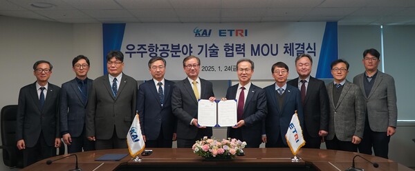 지난 24일 KAI 서울사무소에서 열린 협약식에서 강구영KAI 사장(가운데 왼쪽) 과 방승찬 ETRI 원장(가운데 오른쪽)  등이 기념 촬영을 하고 있다. /한국항공우주산업