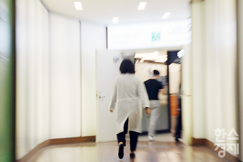 서울대병원에서 한 의료진들이 이동하고 있다.  /최대성 기자 dpdaesung@sporbiz.co.kr 2024.02.19.