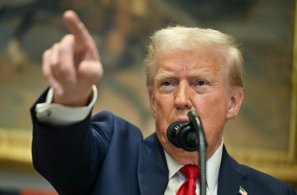 딥시크가 미국 산업계와 증시에 충격을 주면서 미국과 중국 간 AI 주도권 경쟁이 더 치열해질 것으로 전망된다. / 사진=연합뉴스