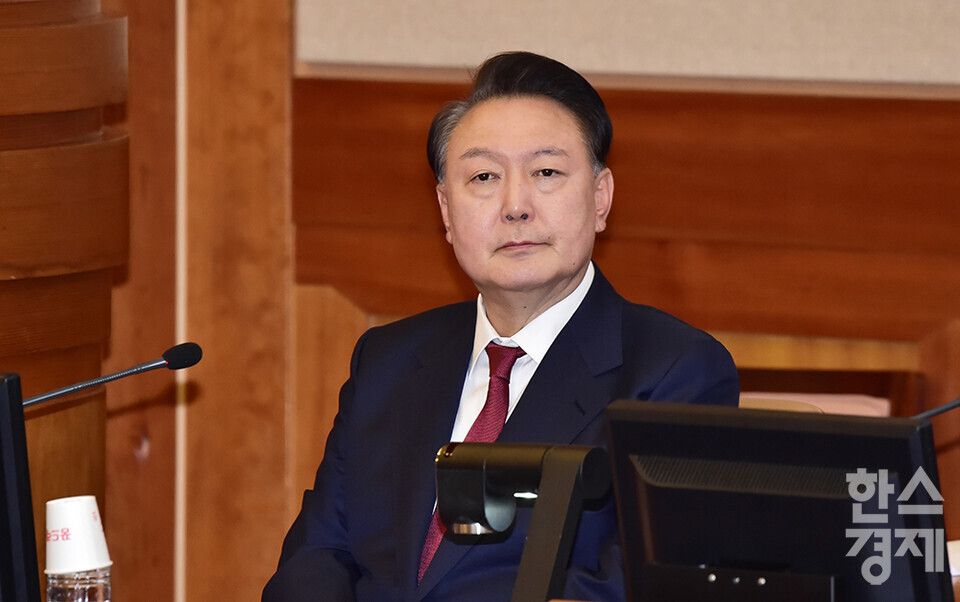 윤석열 대통령이 변호인단 접견에서 이번 계엄은 헌법의 테두리 내에서 적법하게 이뤄졌다고 주장했다고 석동현 변호사가 전했다. /최대성 기자 dpdaesung@sporbiz.co.kr 2025.01.23.(사진공동취재단)