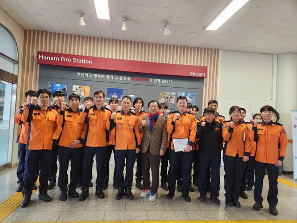 하남경찰서와 119안전센터 등에서 근무 중인 경찰과 소방 공무원들도 방문한 이 시장은 "여러분 덕분에 시민들이 안전한 명절을 보낼 수 있었다"며 감사를 표하고, "신속한 대응으로 시민의 생명과 재산을 지켜주셔서 정말 감사하다"고 격려했다./ 하남시 제공