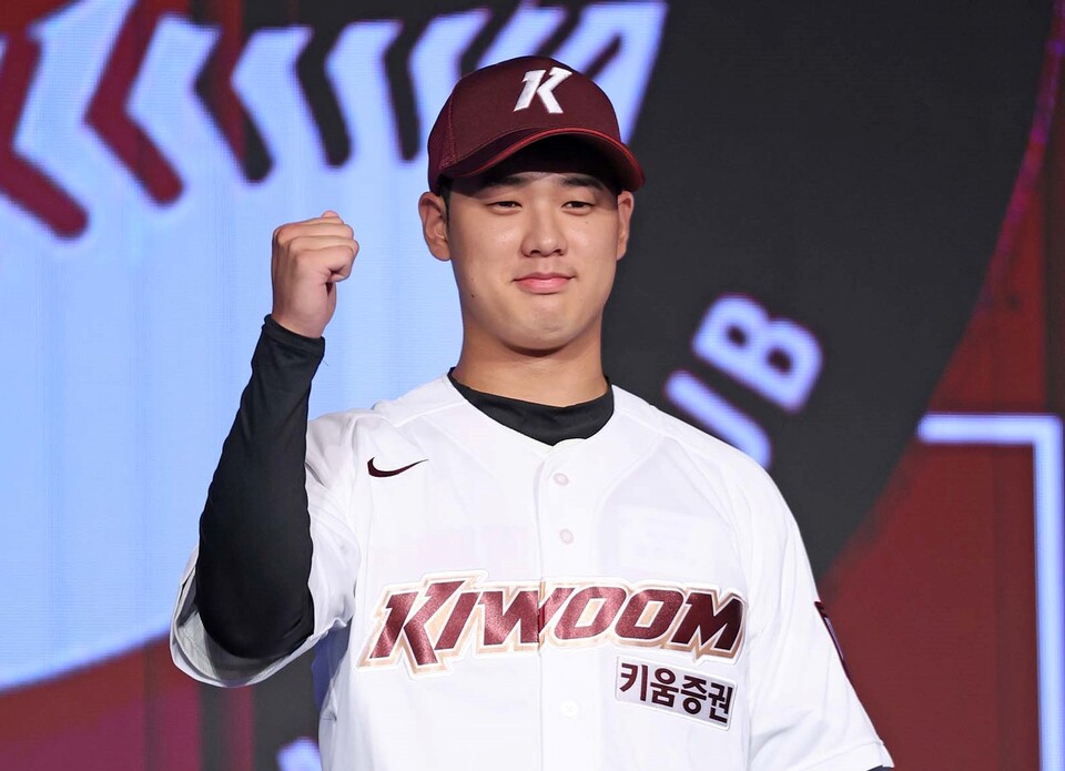  2025 KBO 신인 드래프트에서 키움 히어로즈에 1라운드 1순위 지명을 받은 정현우(덕수고)가 유니폼을 입고 기념촬영을 하고 있다. /키움 제공