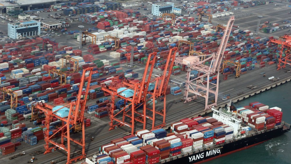 한국의 1월 수출이 지난해 같은 달보다 10% 감소했다. / 연합뉴스