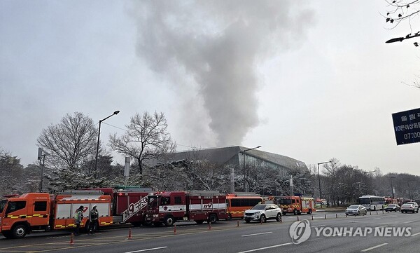 1일 용산구청·소방당국 등에 따르면 이날 오전 8시40분께 용산 국립한글박물관에서 옥상에서 불이 났다. /연합뉴스