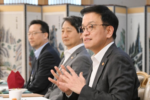 최상목 대통령 권한대행 부총리 겸 기획재정부 장관이 3일 정부서울청사에서 열린 수출기업 오찬간담회에 참석해 발언하고 있다./연합뉴스