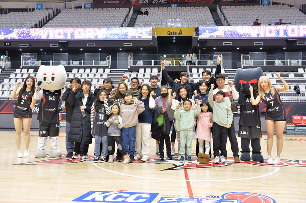 신경섬유종 환우회 학생들이 프로농구 수원 KT 소닉붐 선수단과 기념사진을 찍고 있다. /프로농구 수원 KT 소닉붐 제공
