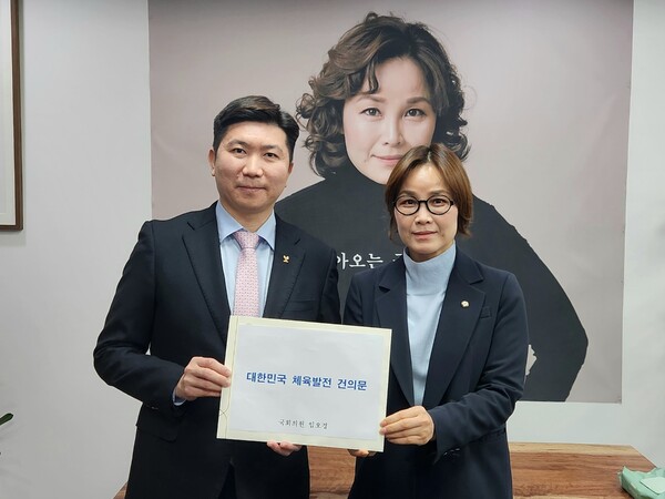 유승민 대한체육회장 당선인(왼쪽)과 임오경 더불어민주당 의원. /임오경 의원실 제공