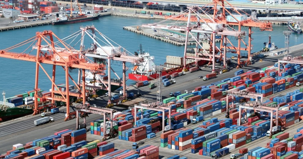 보호무역주의 확대, 환율 급변 등 대내외 불확실성 우려에도 불구하고 국내 수출기업의 두 곳 중 한 곳(48.6%)은 올해 경영환경이 크게 악화되지 않을 것으로 전망했다. / 연합뉴스