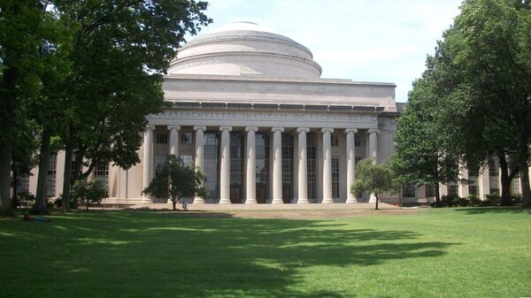 SK텔레콤이 미국 매사추세츠공대(MIT)와 생성형 인공지능(AI)을 활용한 산업 혁신에 나선다고 4일 밝혔다. / SKT