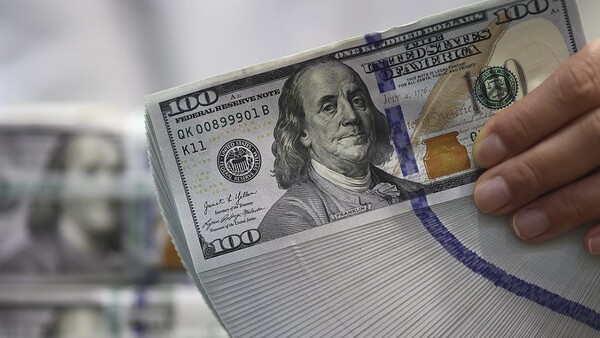 대한상공회의소 SGI(지속성장이니셔티브)는 4일 발표한 ‘환율 급등 시나리오별 경제적 임팩트 및 대응’ 보고서에서 “최근 환율은 경제 펀더멘털 약화와 한미 금리역전 등 구조적 요인에 정치적 불확실성까지 겹치며 상승압력이 지속되고 있다”며 “환율 급등이 그동안 잠재돼 있던 금융리스크와 결합하지 않도록 정부와 기업이 선제적 대응에 나서야 한다”고 지적했다. / 연합뉴스