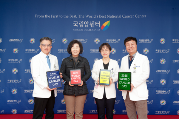 국립암센터가 4일 국립암센터 국가암예방검진동 8층 세미나실에서 'Upside Down Challenge' 행사를 진행했다./국립암센터 제공