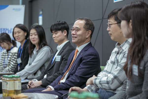 이찬우 신임 NH농협금융 회장이 '신뢰의 금융, 혁신의 새로운 기준'을 만들어 가는 것을 경영 슬로건으로 제시하고, 이를 위해 △고객 신뢰와 혁신 △농협금융 정체성 강화 △미래경쟁력 제고와 리스크 관리 등을 강조했다. /NH농협금융 제공