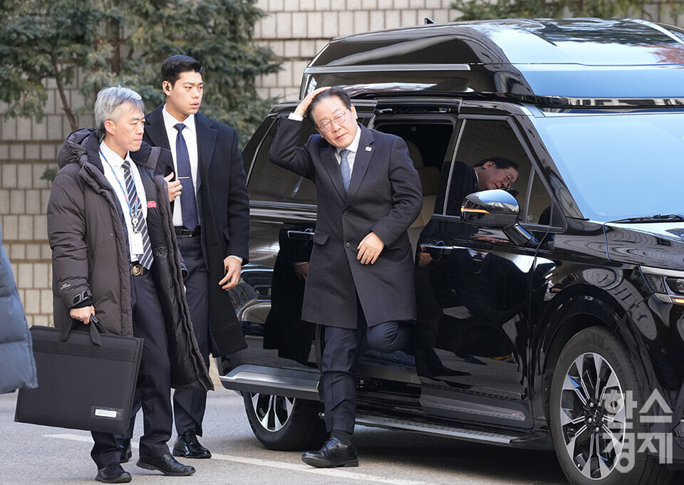 이재명 더불어민주당 대표가 5일 서울 서초구 서울중앙지법에서 열린 공직선거법 위반 사건 항소심 두 번째 재판에 출석하고 있다. /최대성 기자 dpdaesung@sporbiz.co.kr 2025.02.05.