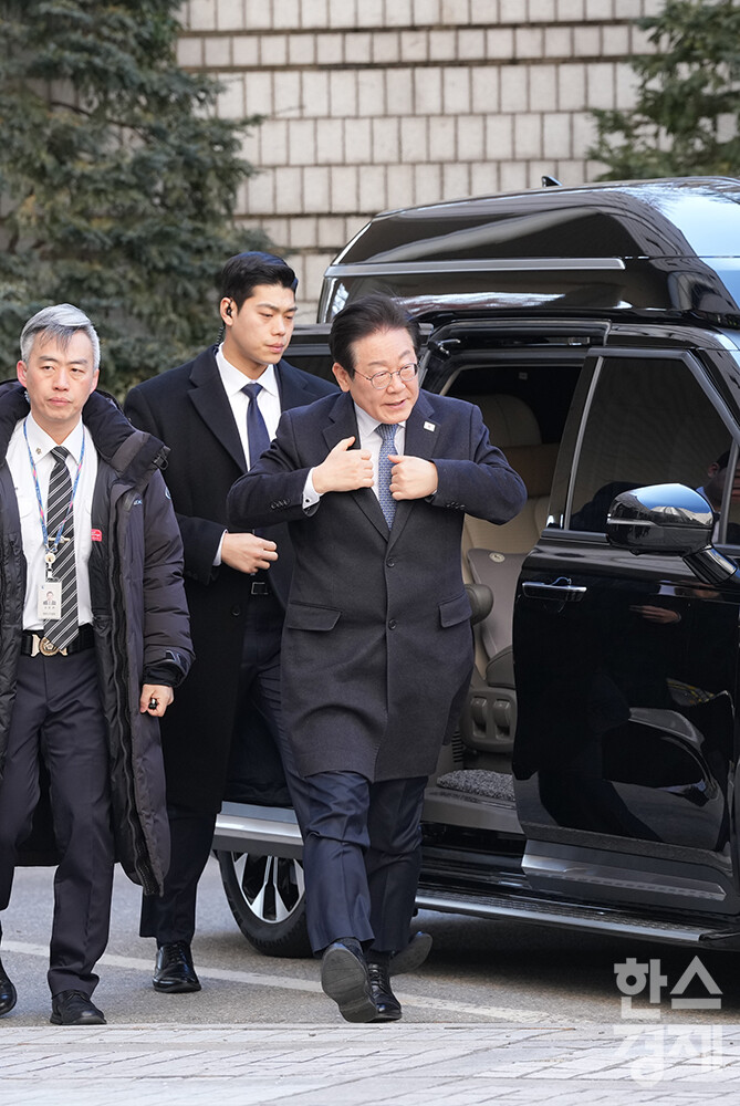 이재명 더불어민주당 대표가 5일 서울 서초구 서울중앙지법에서 열린 공직선거법 위반 사건 항소심 두 번째 재판에 출석하고 있다. /최대성 기자 dpdaesung@sporbiz.co.kr 2025.02.05.