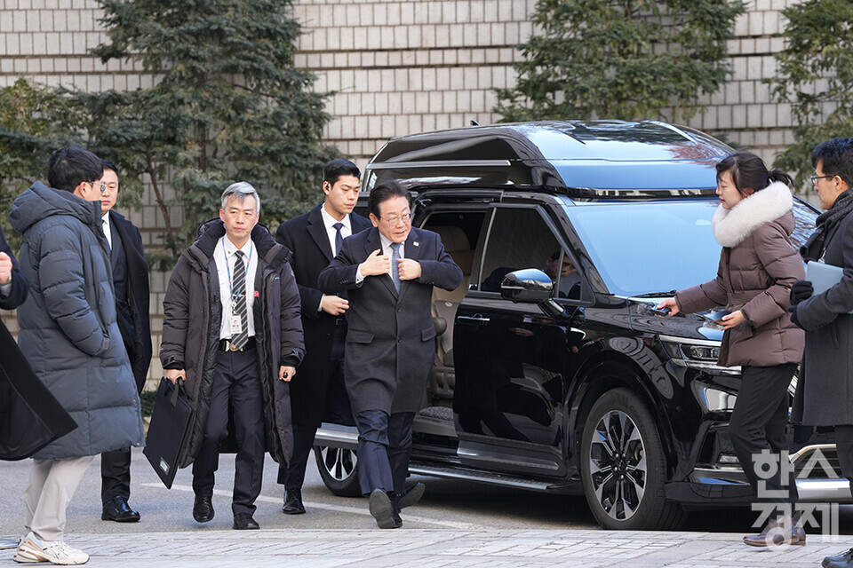 이재명 더불어민주당 대표가 5일 서울 서초구 서울중앙지법에서 열린 공직선거법 위반 사건 항소심 두 번째 재판에 출석하고 있다. /최대성 기자 dpdaesung@sporbiz.co.kr 2025.02.05.