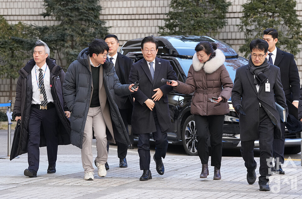 이재명 더불어민주당 대표가 5일 서울 서초구 서울중앙지법에서 열린 공직선거법 위반 사건 항소심 두 번째 재판에 출석하고 있다.  취재진이 이 대표에게 질문하고 있다. /최대성 기자 dpdaesung@sporbiz.co.kr 2025.02.05.