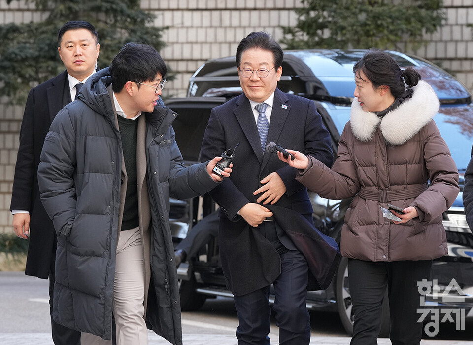 이재명 더불어민주당 대표가 5일 서울 서초구 서울중앙지법에서 열린 공직선거법 위반 사건 항소심 두 번째 재판에 출석하고 있다.  취재진이 이 대표에게 질문하고 있다. /최대성 기자 dpdaesung@sporbiz.co.kr 2025.02.05.