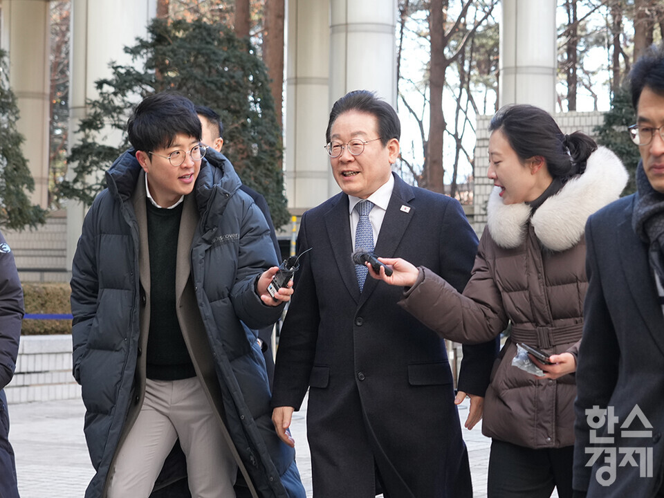 이재명 더불어민주당 대표가 5일 서울 서초구 서울중앙지법에서 열린 공직선거법 위반 사건 항소심 두 번째 재판에 출석하고 있다.  취재진이 이 대표에게 질문하고 있다. /최대성 기자 dpdaesung@sporbiz.co.kr 2025.02.05.