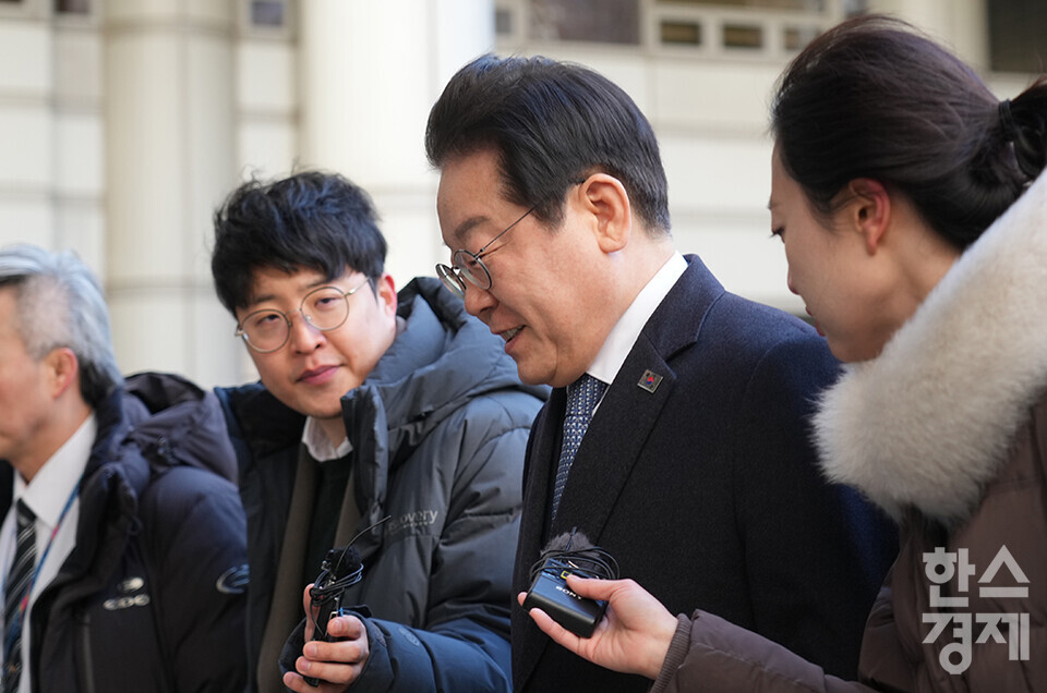 이재명 더불어민주당 대표가 5일 서울 서초구 서울중앙지법에서 열린 공직선거법 위반 사건 항소심 두 번째 재판에 출석하고 있다.  취재진이 이 대표에게 질문하고 있다. /최대성 기자 dpdaesung@sporbiz.co.kr 2025.02.05.