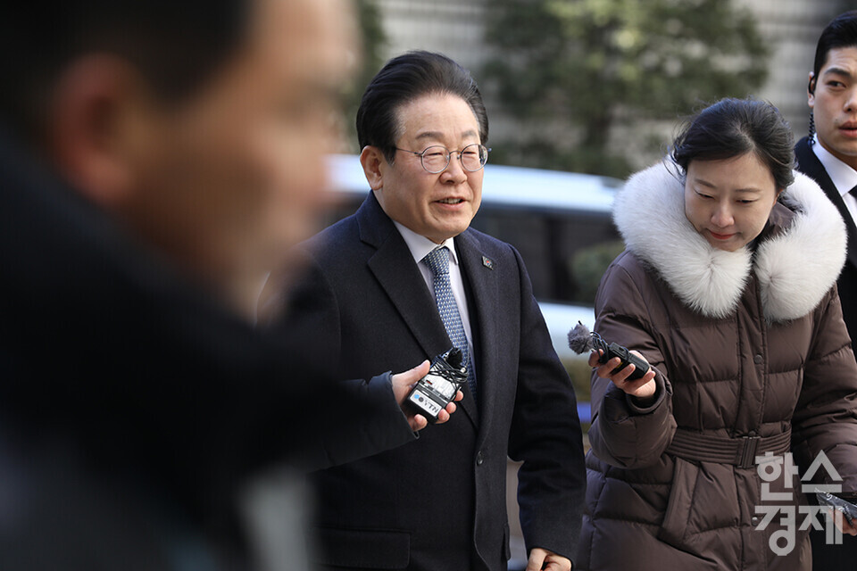 이재명 더불어민주당 대표가 5일 서울 서초구 서울중앙지법에서 열린 공직선거법 위반 사건 항소심 두 번째 재판에 출석하고 있다.  취재진이 이 대표에게 질문하고 있다. /최대성 기자 dpdaesung@sporbiz.co.kr 2025.02.05.