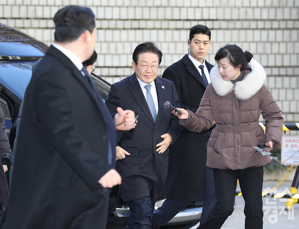 이재명 더불어민주당 대표가 5일 서울 서초구 서울중앙지법에서 열린 공직선거법 위반 사건 항소심 두 번째 재판에 출석하고 있다.  취재진이 이 대표에게 질문하고 있다. /최대성 기자 dpdaesung@sporbiz.co.kr 2025.02.05.
