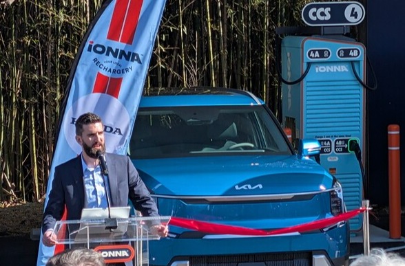 4일(현지시각) 미국 노스 캐롤라이나 주 본사에서 열린 초고속 충전 서비스 연합체 아이오나(IONNA) 론칭 행사에서 세스 커틀러 최고경영자(CEO)가 기아 EV9 앞에서 발표하고 있다./현대자동차그룹