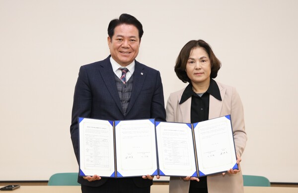 최대호 안양시장(왼쪽)과 이승희 안양과천교육지원청교육장(오른쪽)이 5일 안양미래교육협력지구 부속 합의를 체결했다./ 안양시 제공