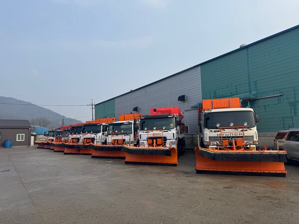 무안군 제설 장비 차량들이 제설작업을 준비하고 있다. /무안군 제공