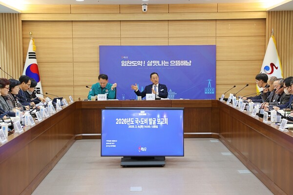 명현관 해남군수가 국도비 발굴 보고회에서 현황을 설명하고 있다. /해남군 제공