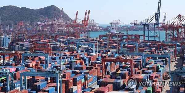 한국은행이 6일 발표한 '2024년 12월 국제수지(잠정)'에 따르면 지난해 12월 경상수지는 123억7000만달러 흑자를 나타냈다. /연합뉴스