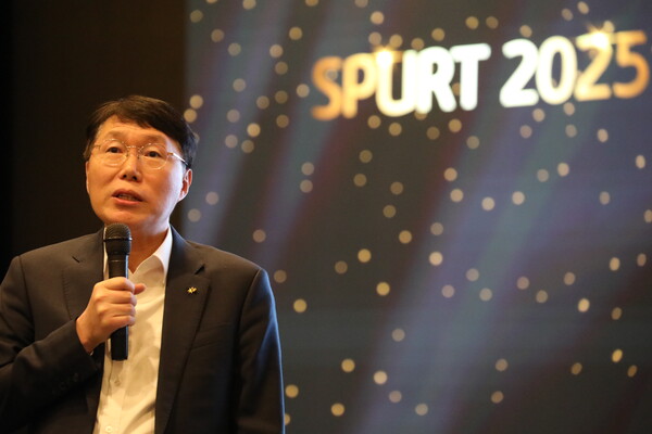 김재관 KB국민카드 사장이 2015년 상반기 경영전략회의에서 발언하고 있다. / KB국민카드