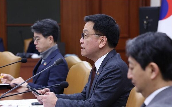 최상목 대통령 권한대행 부총리 겸 기획재정부 장관이 5일 정부서울청사에서 열린 '국정현안관계장관회의 겸 경제관계장관회의 겸 산업경쟁력강화관계장관회의'를 주재하고 있다./연합뉴스