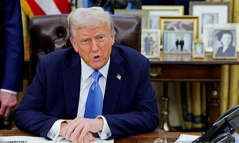 행정명령에 서명하는 트럼프 미 대통령./연합뉴스