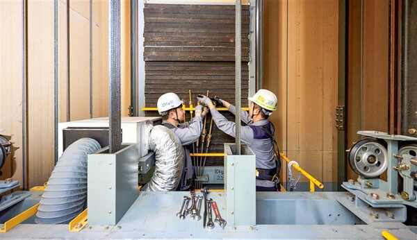 현대엘리베이터의 특별점검단 직원들이 승강기 정밀점검을 진행하고 있다./현대엘리베이터