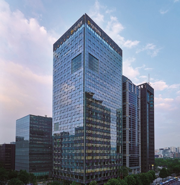 KB금융그룹의 기후변화 대응이 글로벌 무대에서 최고 수준으로 인정받았다. /KB금융그룹 제공