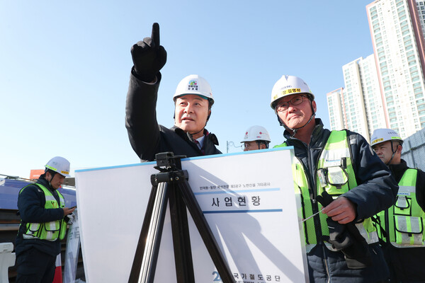 김성제 의왕시장이 지난 5일 국가철도공단이 진행 중인 인동선과 월판선 지하철 사업 현장을 방문, 사업 추진 계획을 청취하고 해빙기 안전점검 및 원활한 진행을 위한 협조를 당부했다./ 의왕시 제공