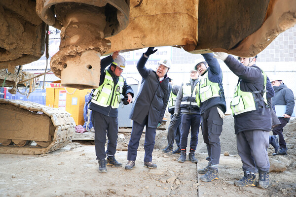김 시장은 현장에서 사업 관계자들로부터 진행 상황을 상세히 보고받고, 공정 상황을 점검하며 현장의 어려운 점을 면밀히 파악할 것을 요청했다./ 의왕시 제공