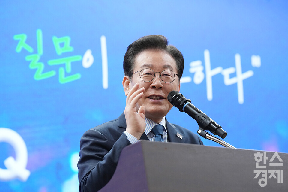 7일 서울 여의도 국회에서 다함께 만드는 세상 '모두의질문Q' 출범식이 열리고 있다. 이재명 더불어민주당 대표가 격려사를 하고 있다. /최대성 기자 dpdaesung@sporbiz.co.kr 2025.02.07.