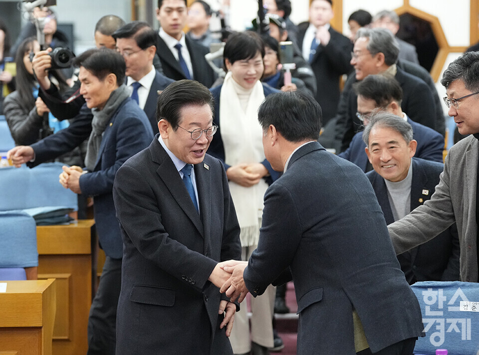 7일 서울 여의도 국회에서 다함께 만드는 세상 '모두의질문Q' 출범식이 열리고 있다. 이재명 더불어민주당 대표가 참석자들과 인사하고 있다. /최대성 기자 dpdaesung@sporbiz.co.kr 2025.02.07.