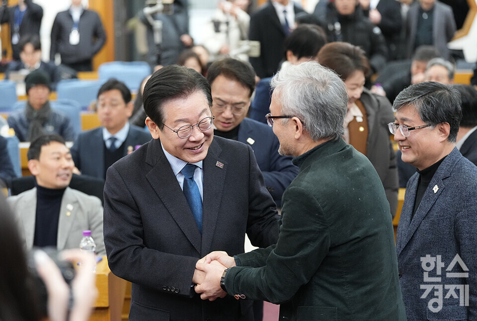 7일 서울 여의도 국회에서 다함께 만드는 세상 '모두의질문Q' 출범식이 열리고 있다. 이재명 더불어민주당 대표가 참석자들과 인사하고 있다. /최대성 기자 dpdaesung@sporbiz.co.kr 2025.02.07.