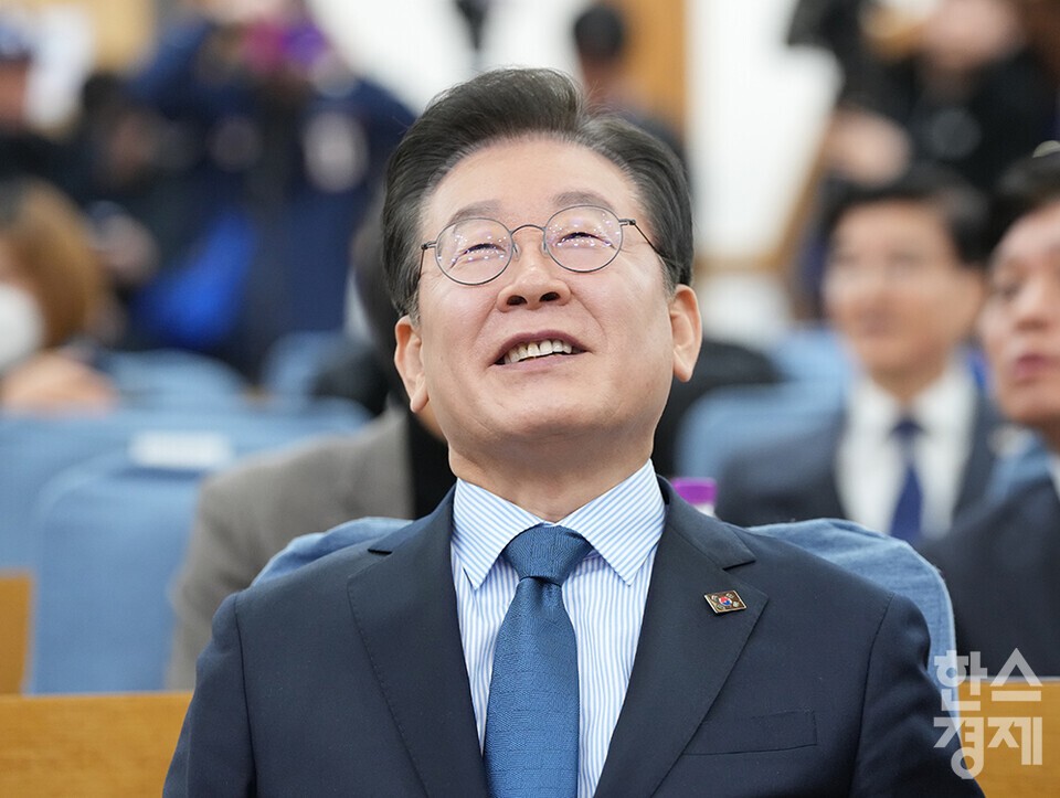 7일 서울 여의도 국회에서 다함께 만드는 세상 '모두의질문Q' 출범식이 열리고 있다. 이재명 더불어민주당 대표가 참석하고 있다. /최대성 기자 dpdaesung@sporbiz.co.kr 2025.02.07.