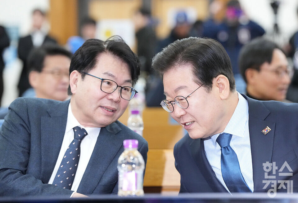 7일 서울 여의도 국회에서 다함께 만드는 세상 '모두의질문Q' 출범식이 열리고 있다. 이재명 더불어민주당 대표가 이한주 더불어민주당 민주연구원장과 이야기를 하고 있다. /최대성 기자 dpdaesung@sporbiz.co.kr 2025.02.07.