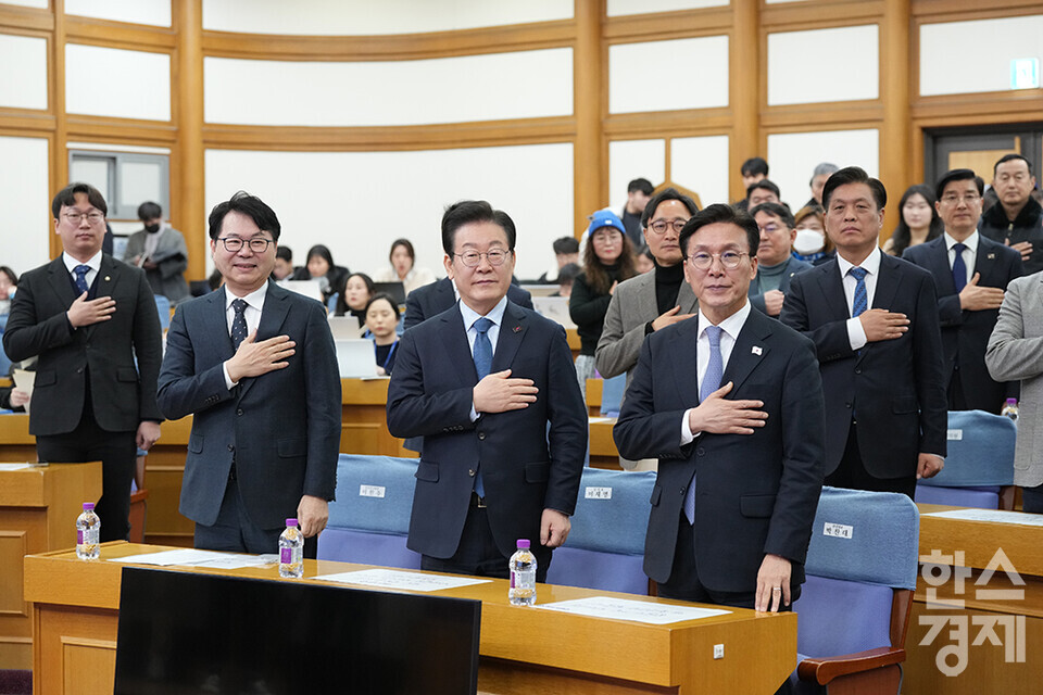 7일 서울 여의도 국회에서 다함께 만드는 세상 '모두의질문Q' 출범식이 열리고 있다. 이재명 더불어민주당 대표(가운데)가 국민의례를 하고 있다. /최대성 기자 dpdaesung@sporbiz.co.kr 2025.02.07.