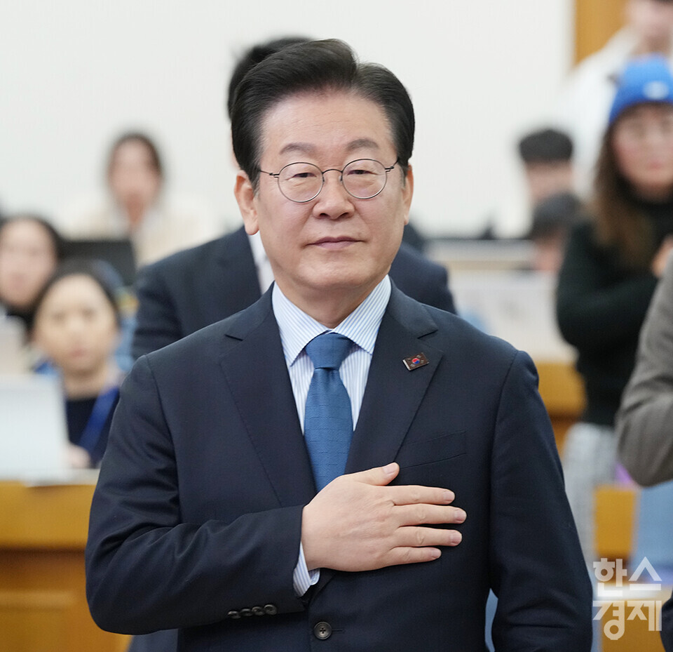 7일 서울 여의도 국회에서 다함께 만드는 세상 '모두의질문Q' 출범식이 열리고 있다. 이재명 더불어민주당 대표가 국민의례를 하고 있다. /최대성 기자 dpdaesung@sporbiz.co.kr 2025.02.07.